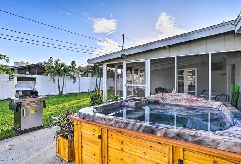 Remodeled St Petersburg Retreat W/ Hot Tub!