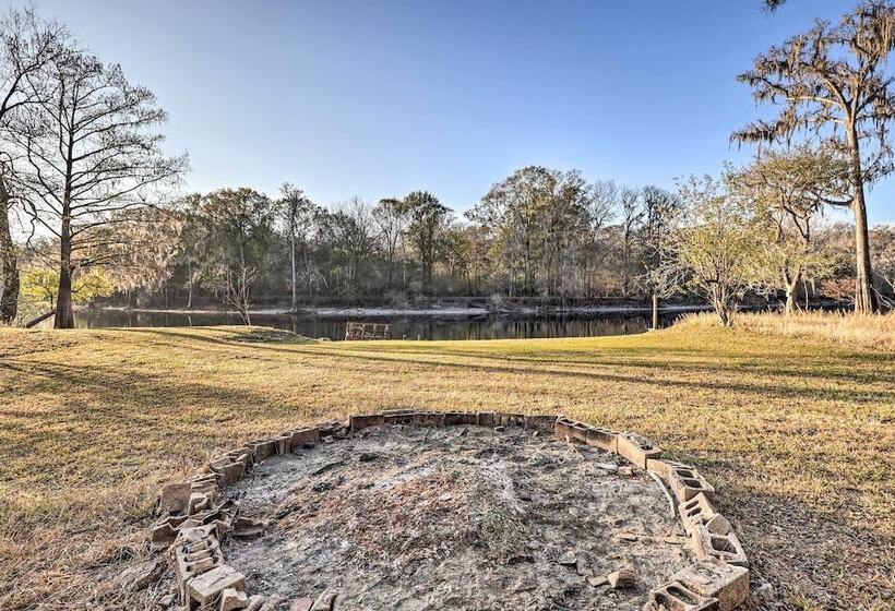 Fort White Retreat: Deck & River Access!