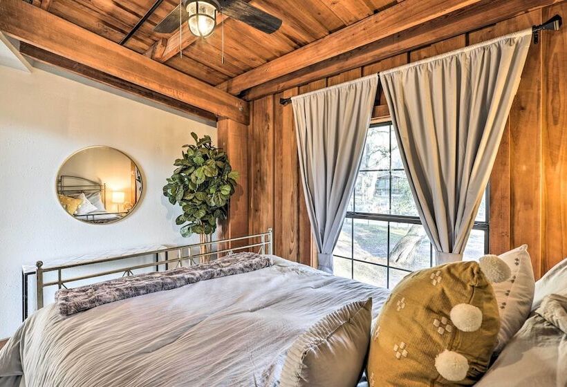 Fort White Retreat: Deck & River Access!