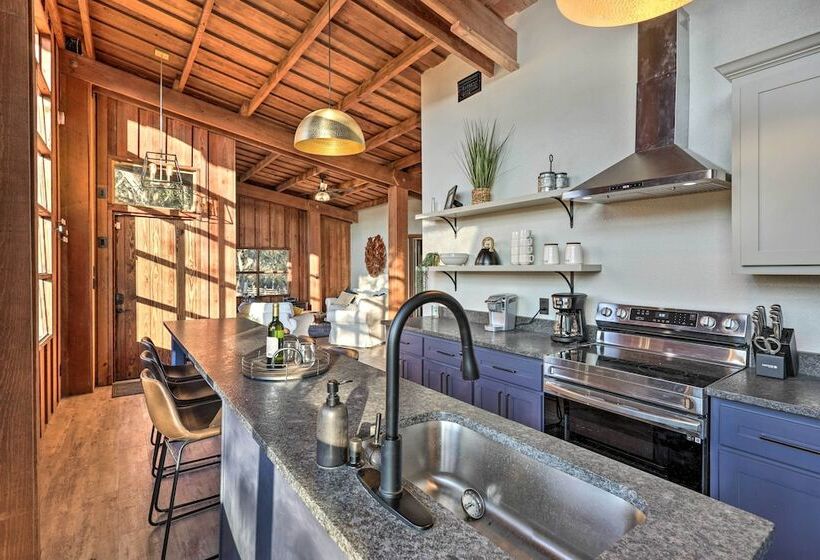 Fort White Retreat: Deck & River Access!