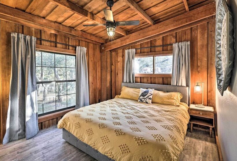 Fort White Retreat: Deck & River Access!