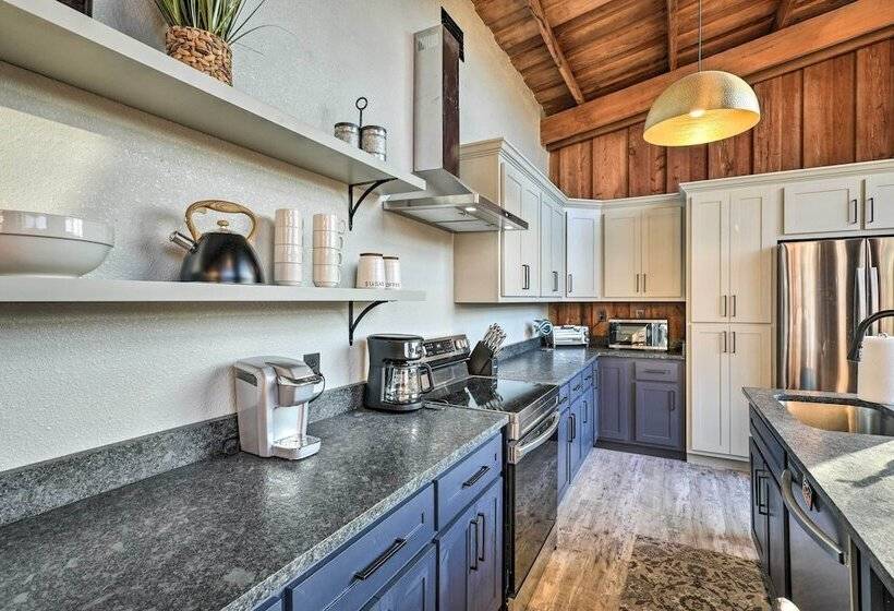 Fort White Retreat: Deck & River Access!