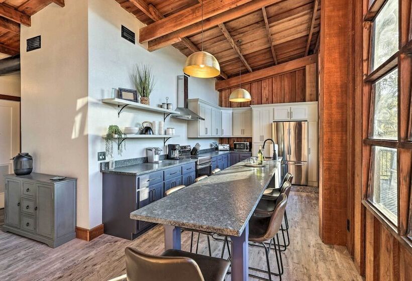 Fort White Retreat: Deck & River Access!