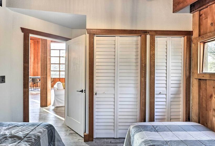 Fort White Retreat: Deck & River Access!