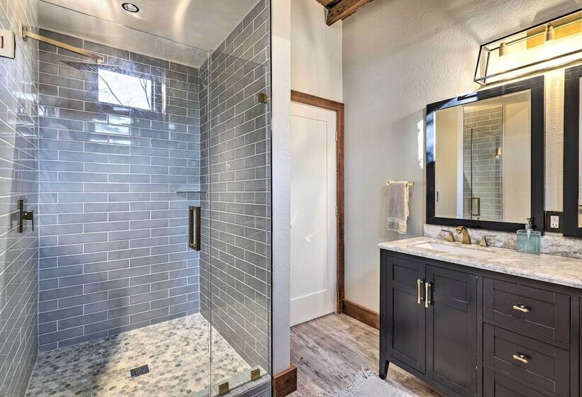 Fort White Retreat: Deck & River Access!