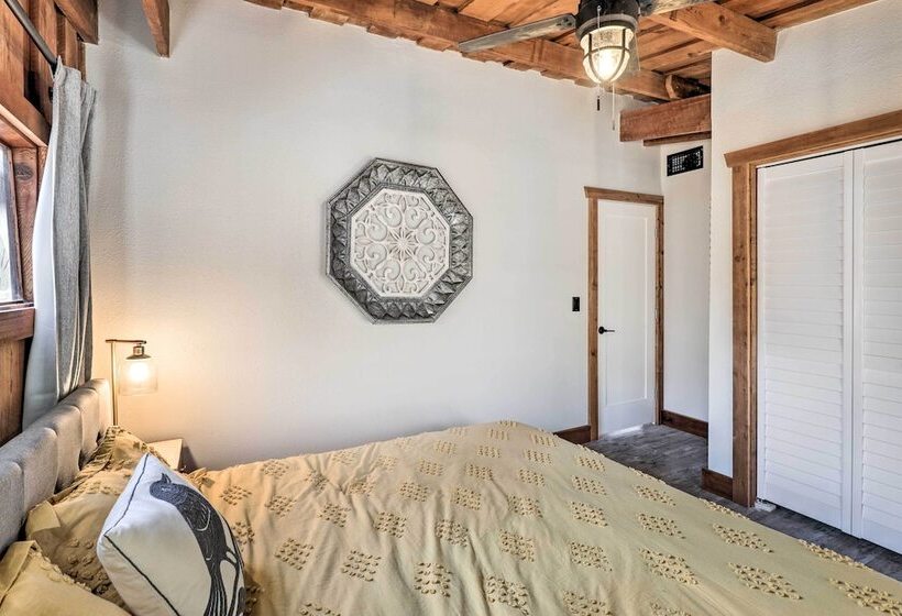 Fort White Retreat: Deck & River Access!