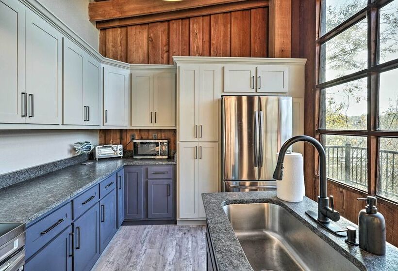 Fort White Retreat: Deck & River Access!