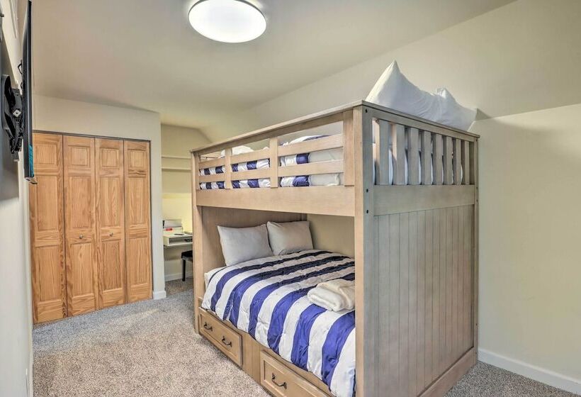 Renovated Lake Geneva Home Near Dtwn + Beach!