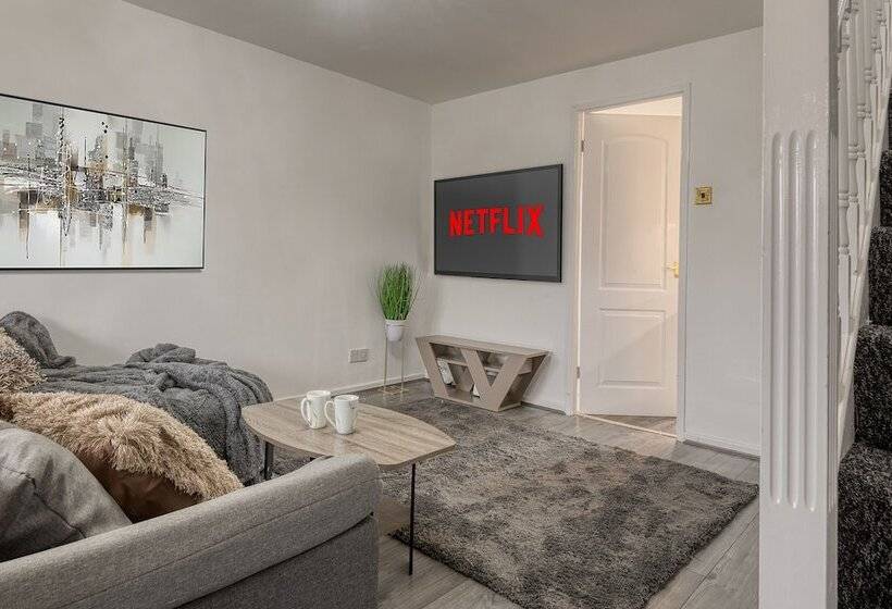 Резиденция Lovely 3 Bed Cosy House In Greater Manchester