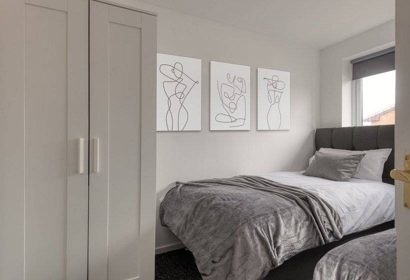 Резиденция Lovely 3 Bed Cosy House In Greater Manchester