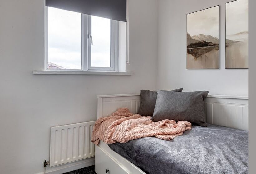 Резиденция Lovely 3 Bed Cosy House In Greater Manchester