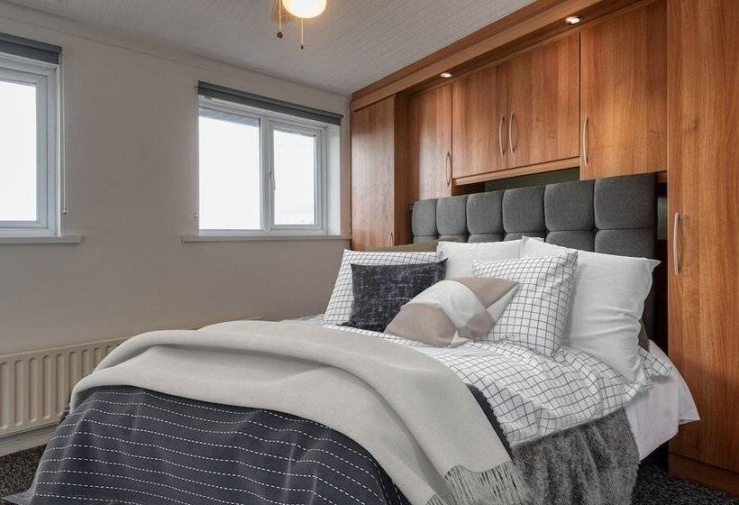 Резиденция Lovely 3 Bed Cosy House In Greater Manchester