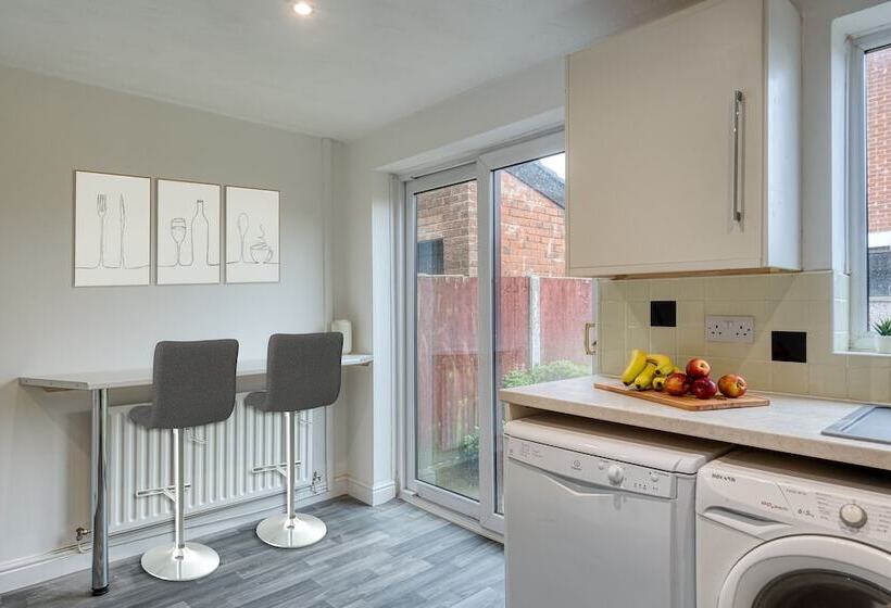 Резиденция Lovely 3 Bed Cosy House In Greater Manchester