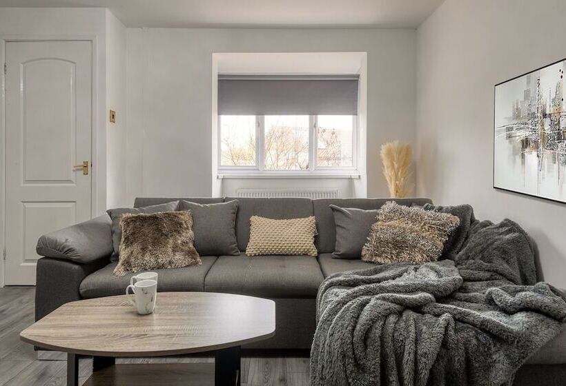 Резиденция Lovely 3 Bed Cosy House In Greater Manchester