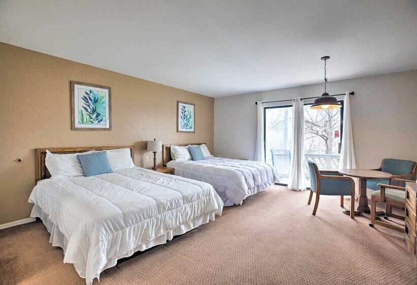 Resort Home W/ Hot Tub On Lake Of The Ozarks!