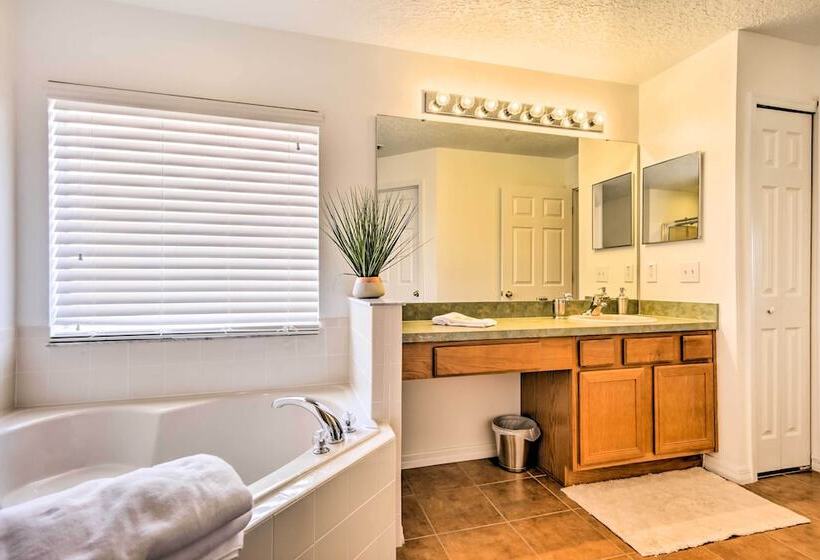 Pool & Hot Tub: Resort Style Davenport Villa