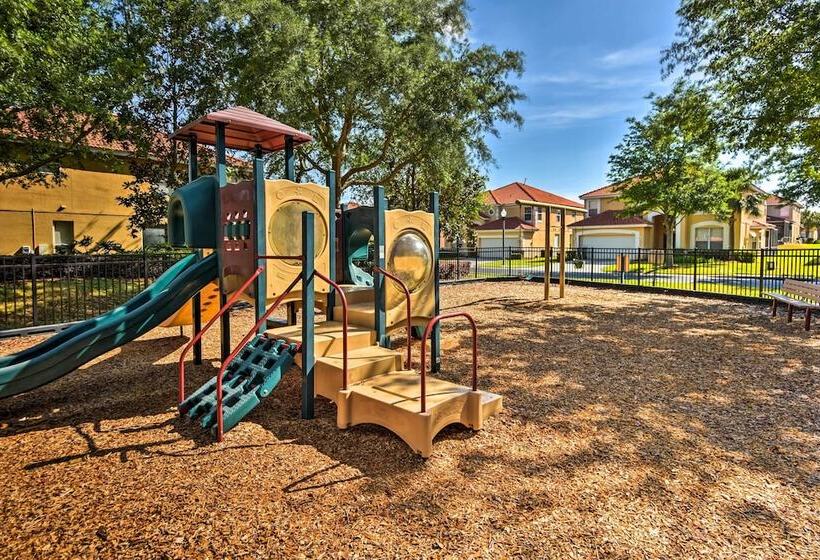 Pool & Hot Tub: Resort Style Davenport Villa