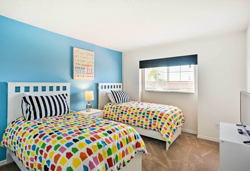 Pool & Hot Tub: Resort Style Davenport Villa