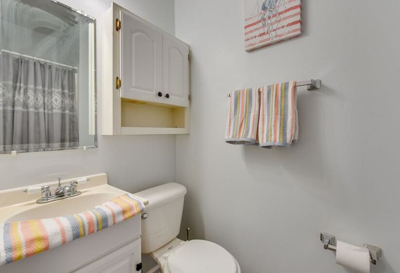 Rock Hill Cottage W/ Spacious Yard & Fire Pit!