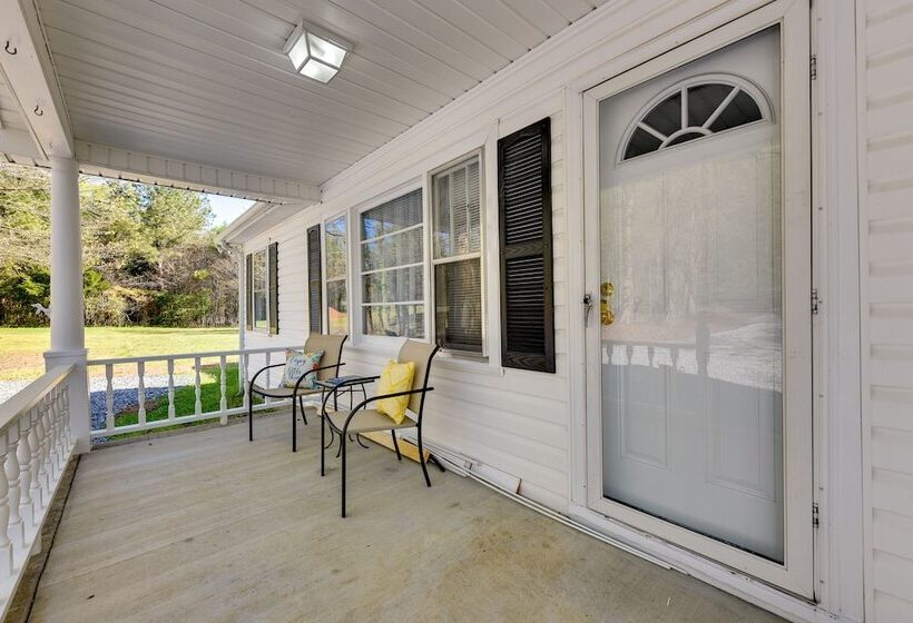 Rock Hill Cottage W/ Spacious Yard & Fire Pit!