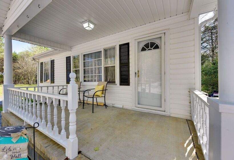 Rock Hill Cottage W/ Spacious Yard & Fire Pit!