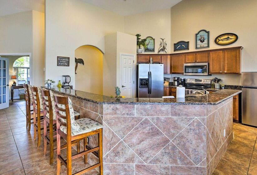 Waterfront Pool & Spa: Relaxing Cape Coral Retreat