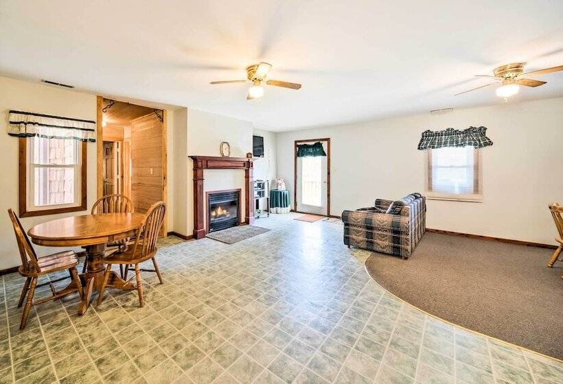 Rustic Iowa Cabin: 10 Mi To Maquoketa Caves