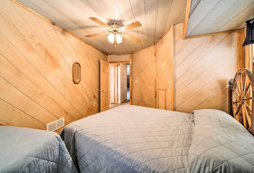 Rustic Iowa Cabin: 10 Mi To Maquoketa Caves