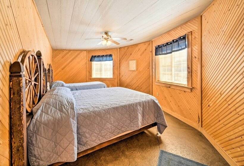 Rustic Iowa Cabin: 10 Mi To Maquoketa Caves