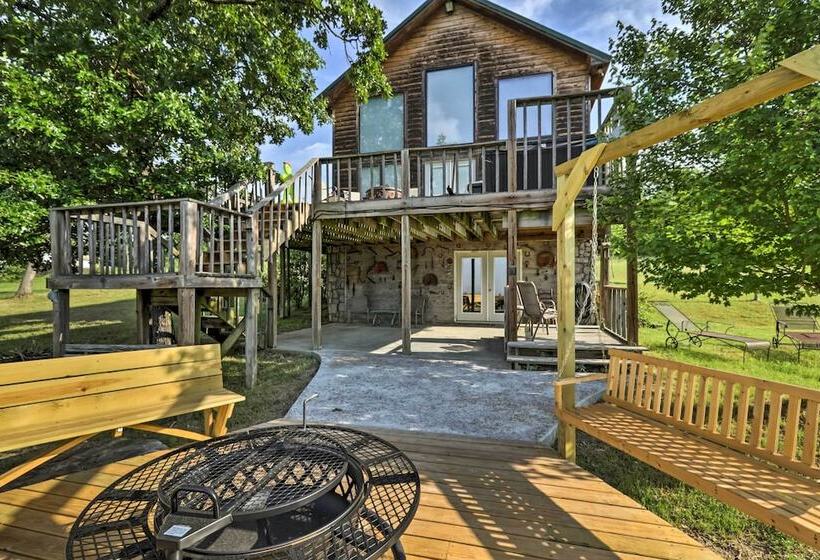 Rustic Lamar Cabin W/ Deck & Private Hot Tub