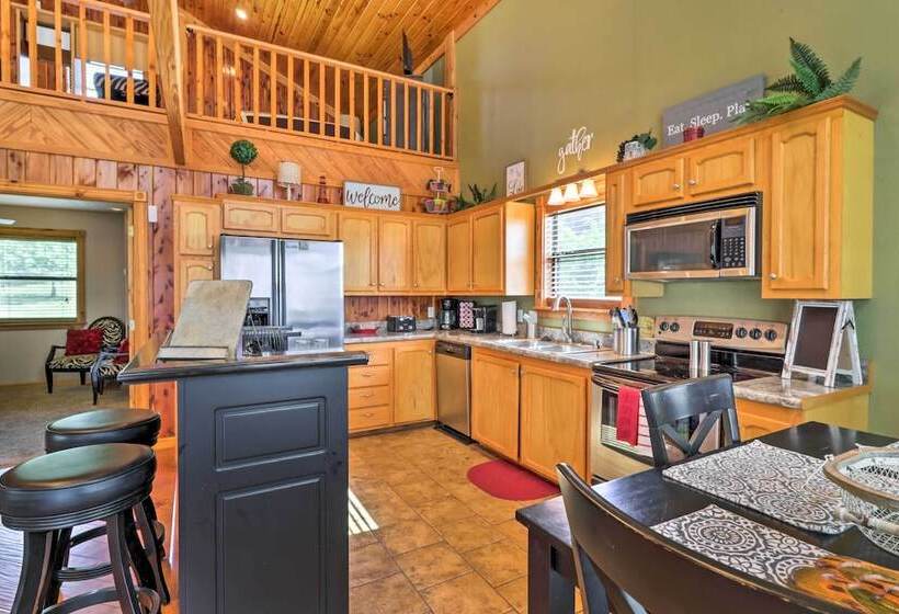 Rustic Lamar Cabin W/ Deck & Private Hot Tub