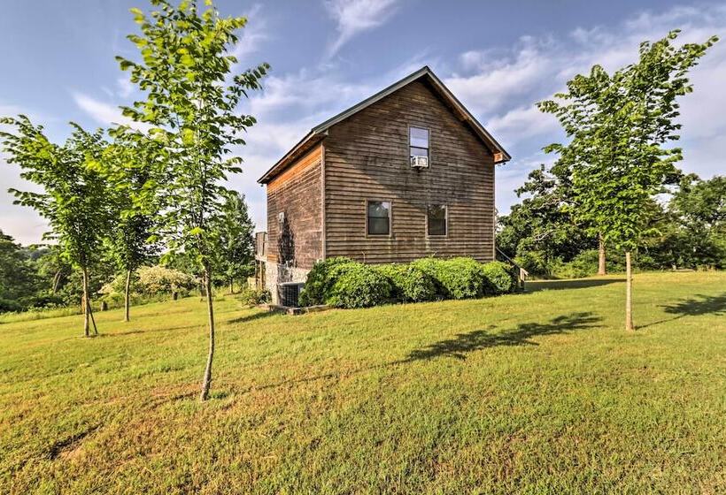 Rustic Lamar Cabin W/ Deck & Private Hot Tub