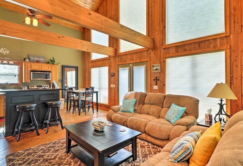 Rustic Lamar Cabin W/ Deck & Private Hot Tub