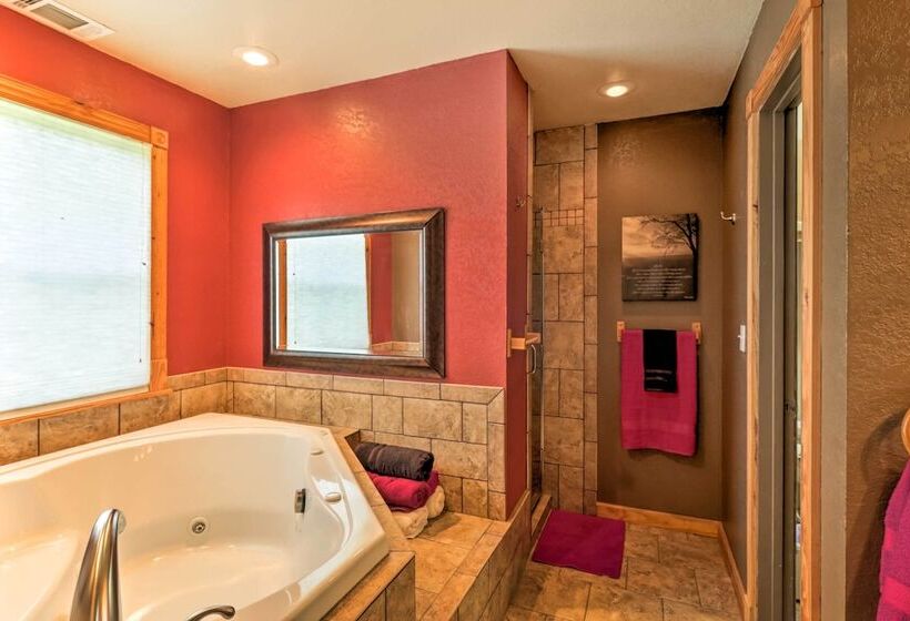 Rustic Lamar Cabin W/ Deck & Private Hot Tub