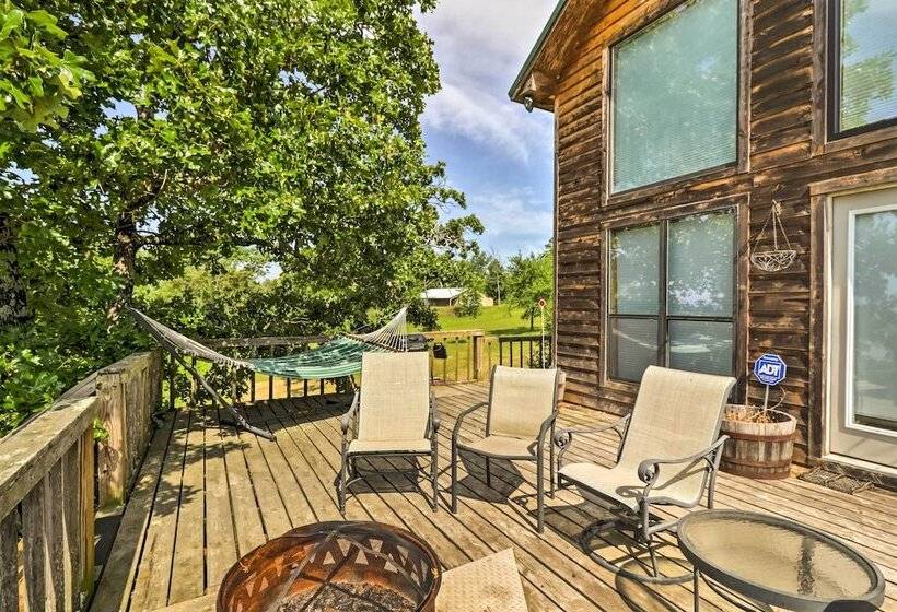 Rustic Lamar Cabin W/ Deck & Private Hot Tub