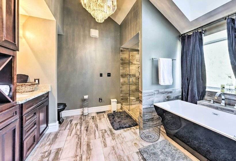 Saint Charles House Near Historic Downtown!