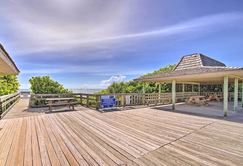 Quiet Satellite Beach Home W/ Lanai, Walk To Beach