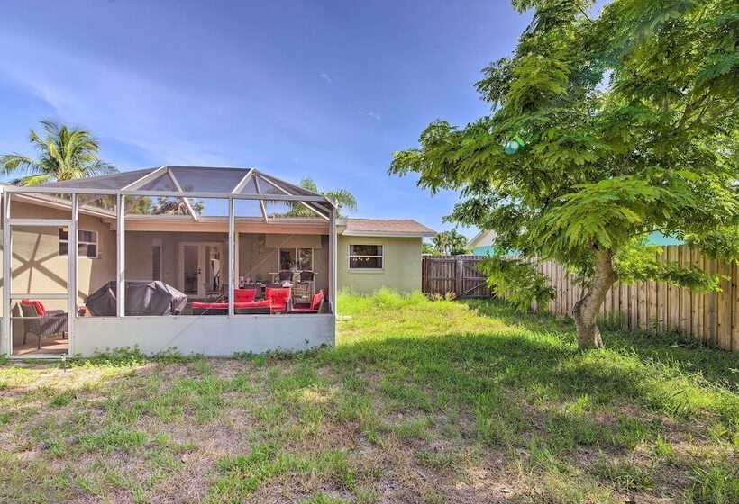 Quiet Satellite Beach Home W/ Lanai, Walk To Beach