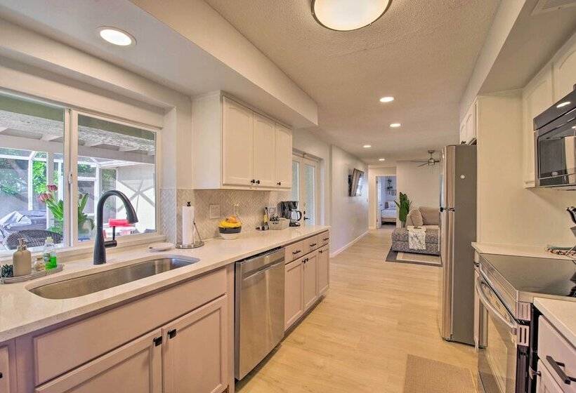 Quiet Satellite Beach Home W/ Lanai, Walk To Beach