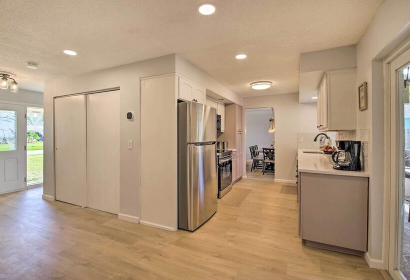 Quiet Satellite Beach Home W/ Lanai, Walk To Beach