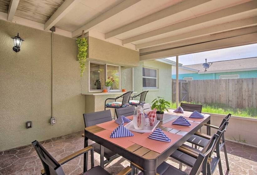 Quiet Satellite Beach Home W/ Lanai, Walk To Beach