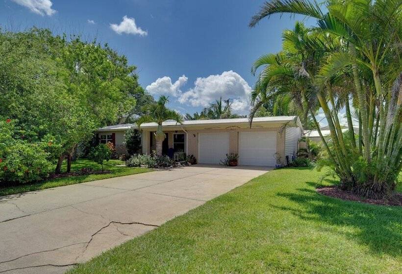 Satellite Beach  Sunshine House  W/ Hot Tub!