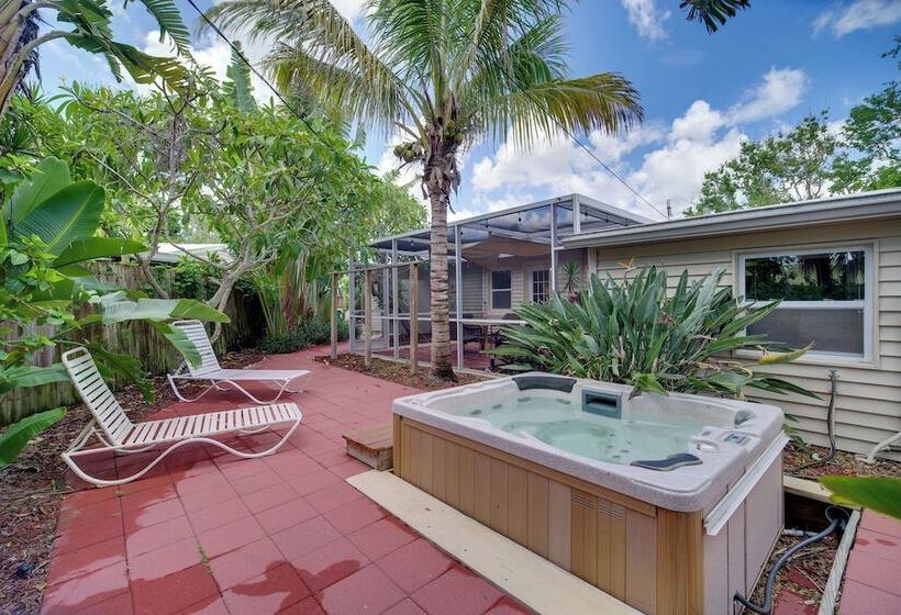 Satellite Beach  Sunshine House  W/ Hot Tub!