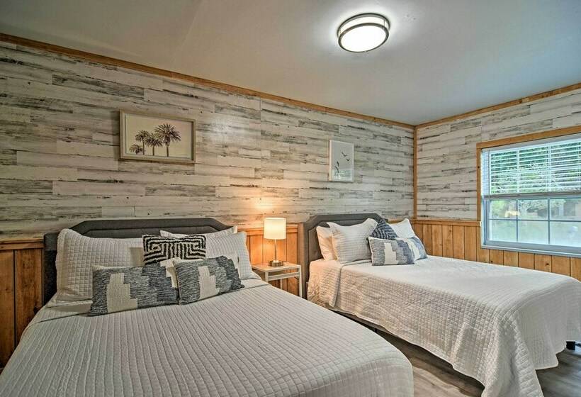 Seminole Home: Private Patio, Tiki Bar & Pool