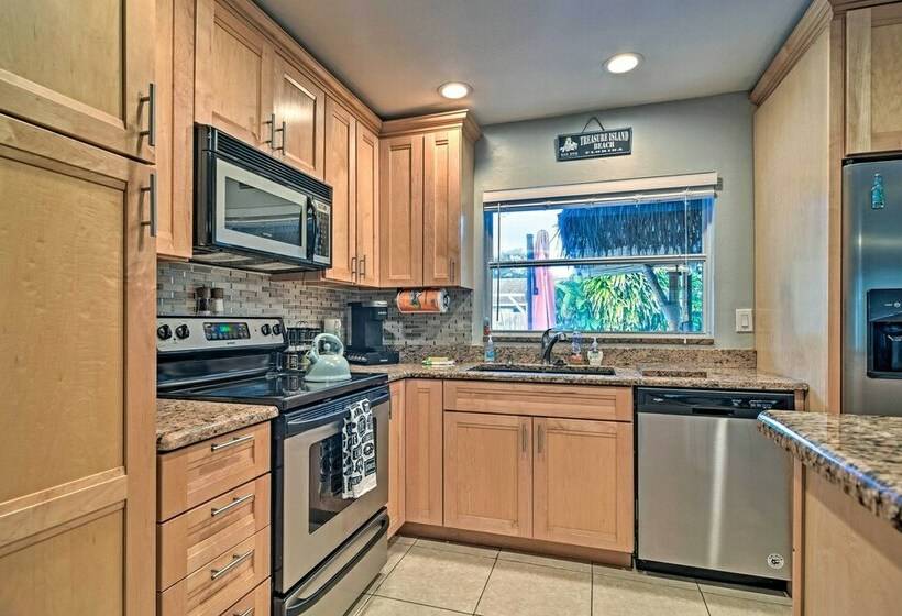 Seminole Home: Private Patio, Tiki Bar & Pool