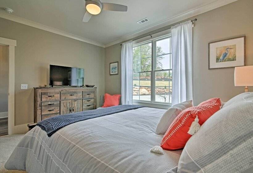 Lake Keowee Home With Balcony & Boat Dock!