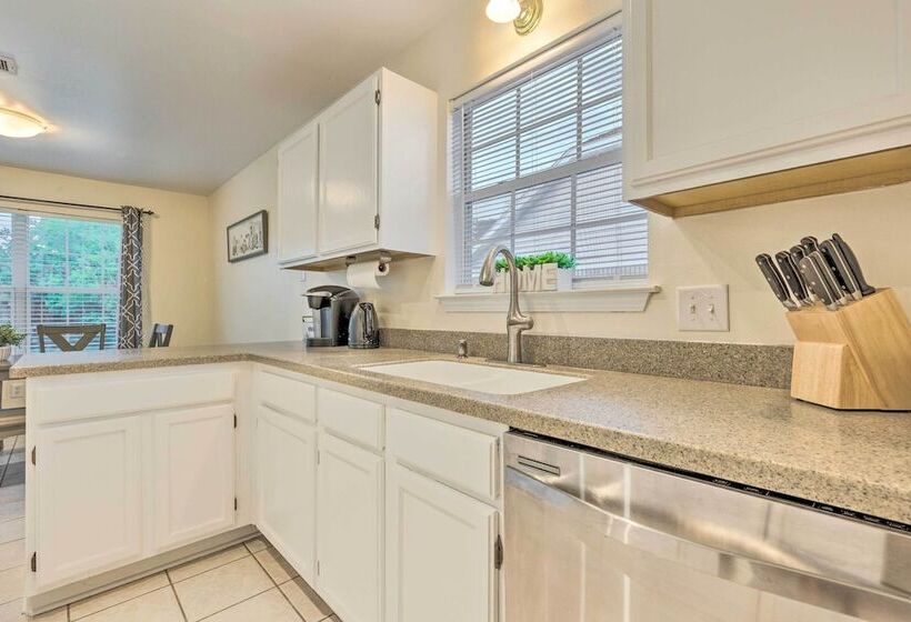 Single Story Home W/ Patio, 5 Mi To Beach!