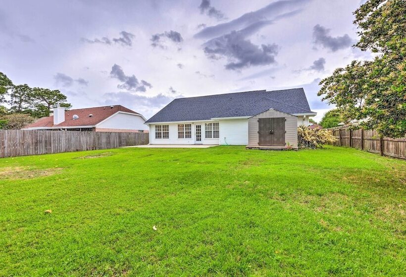 Single Story Home W/ Patio, 5 Mi To Beach!