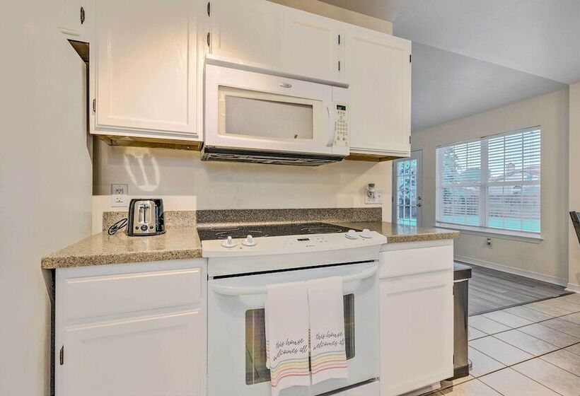 Single Story Home W/ Patio, 5 Mi To Beach!