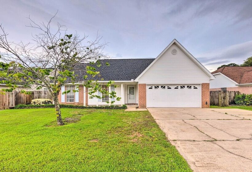 Single Story Home W/ Patio, 5 Mi To Beach!